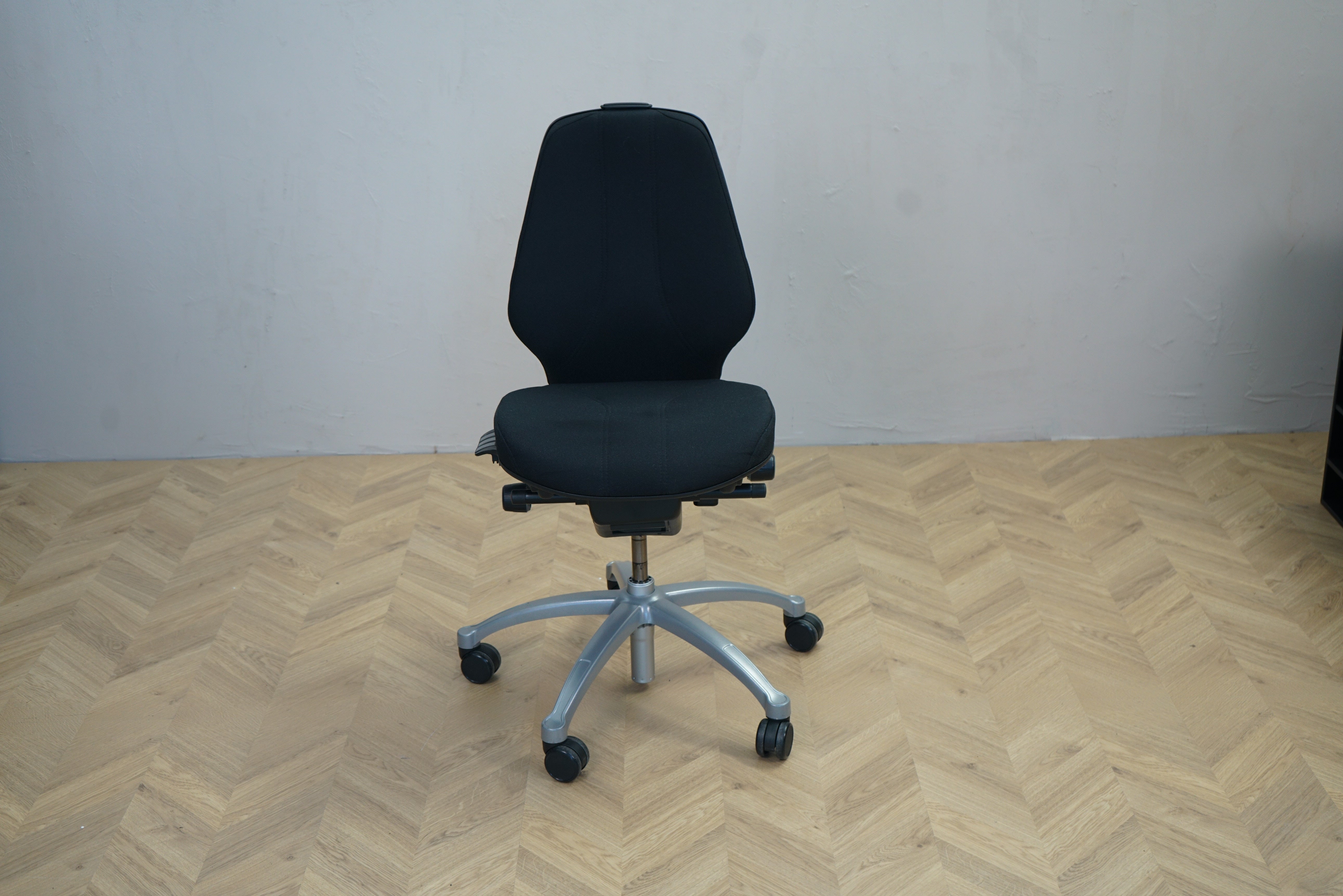 RH Logic 300 kontorstol i sort Fame set forfra – ergonomisk kontorstol med lændestøtte og justeringsmuligheder.